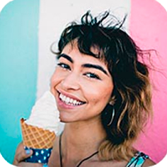 Девушка есть мороженое