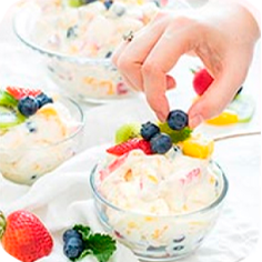 Украшают мороженое ягодами