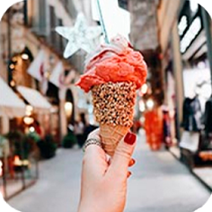 Рожок на фоне города